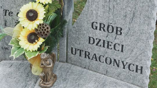 15 października — Dzień Dziecka Utraconego. Grób pamięci w Ostrowcu