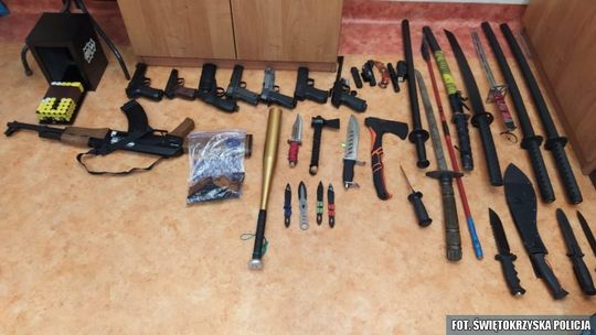 21-latek z arsenałem broni, amunicją i narkotykami 