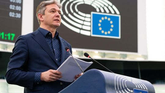 Adam Jarubas walczy o polskie firmy. Unijna polityka klimatyczna wymaga pilnej korekty
