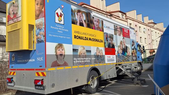 Ambulans Fundacji Ronalda McDonalda stacjonuje w Ostrowcu