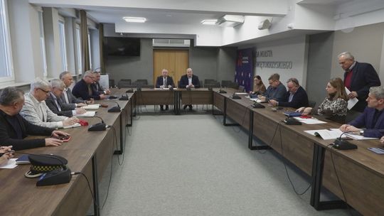 Atak zimy w Ostrowcu: służby w stałej gotowości — monitoring sieci, odśnieżanie i wsparcie dla najbardziej narażonych