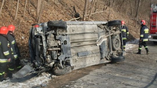 Auto dachowało. Kierująca pojazdem była nietrzeźwa