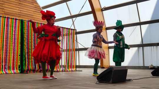 Barwny korowód i ekologiczny spektakl. Ostrowiec Świętokrzyski uczcił Dzień Ziemi z najmłodszymi