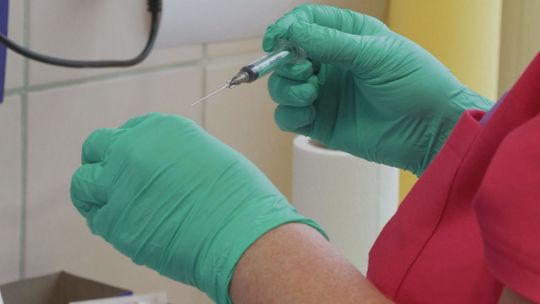 Bezpłatne szczepienia przeciw COVID-19 w poradniach i aptekach