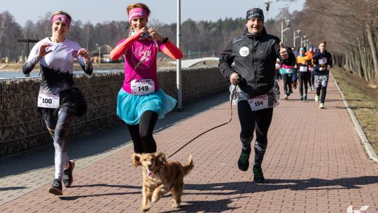 Biegali w spódnicach żeby pomóc
