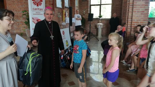 Biskup podarował dzieciom plecaki z wyprawką szkolną 