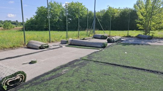 BODZECHÓW | Trwa remont „orlika” w Szewnie. Boisko będzie jak nowe