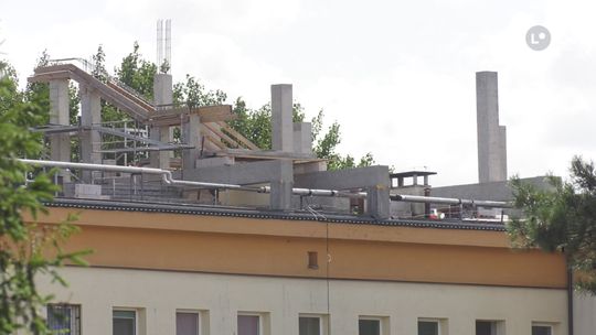 Budowa lądowiska na dachu szpitala trwa. Kiedy koniec?