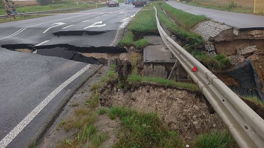 Podtopione posesje, zalane drogi i chodniki