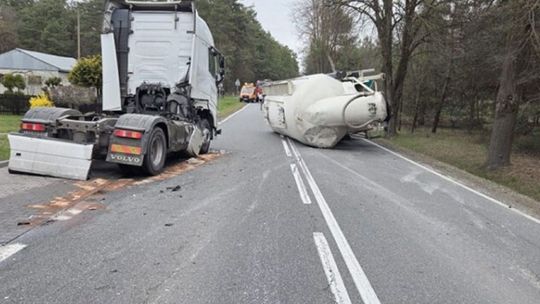 Cementowóz przewrócił się na DK79 w Bronisławowie