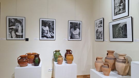 Ceramikę ludową i szlachetną można podziwiać w muzeum