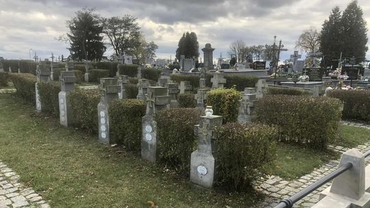 Cmentarz przy Denkowskiej: kamienie pamięci Ostrowca Świętokrzyskiego