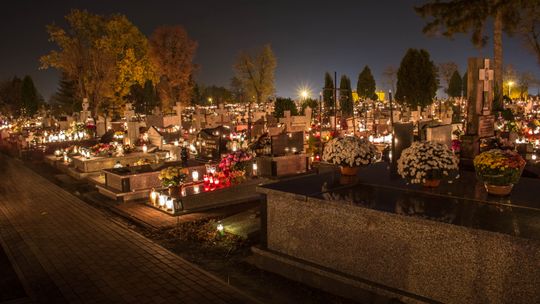 Cmentarze rozświetlone tysiącem zniczy