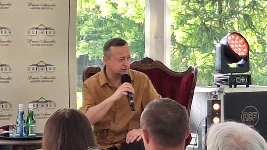 ĆMIELÓW | Dworskie spotkania. Czesław Mozil oczarował publiczność