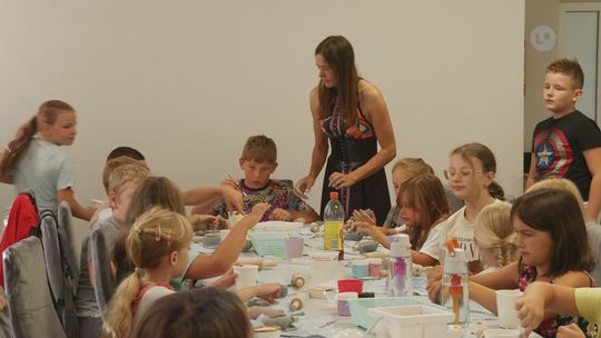 ĆMIELÓW | Dzieci lepiły filiżanki. Warsztaty w domu kultury