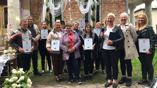 ĆMIELÓW | Poetycki wieczór w parku przy starej plebanii