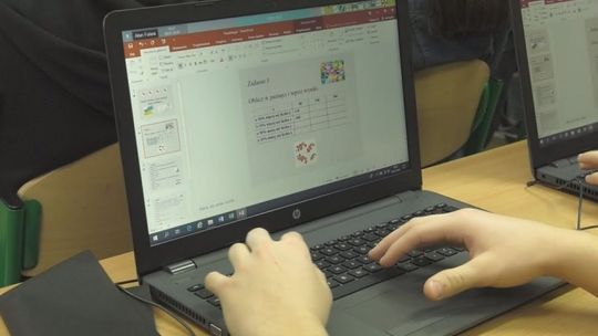 ĆMIELÓW: Uczniom wypożyczono komputery