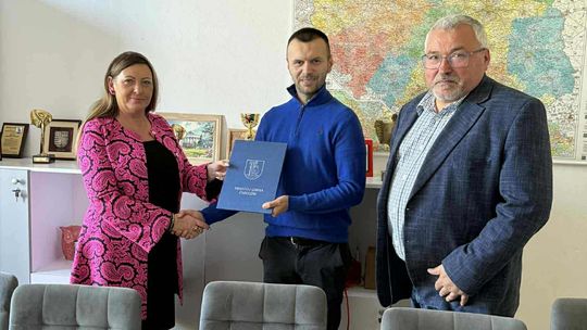 Ćmielów z nowym podjazdem przy przedszkolu — inwestycja z dofinansowaniem PFRON