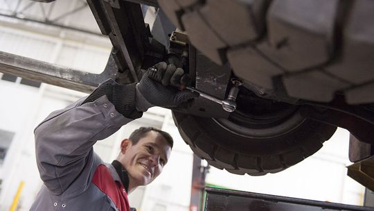 Co warto wiedzieć zanim wybierzesz serwis wózków widłowych?