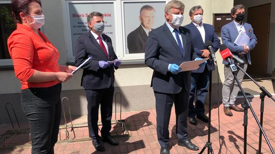 Członkowie PiS weryfikują informacje na temat pomocy dla ostrowieckiego szpitala