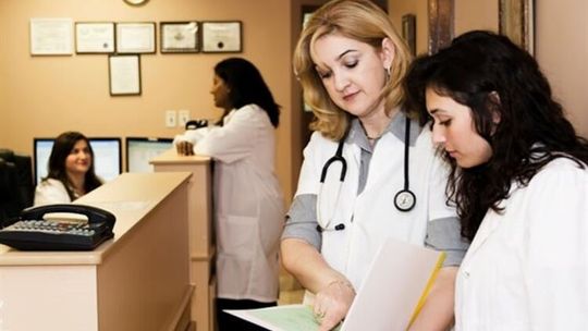 Czy alkoholik sam może przestać pić? Poznaj metody leczenia alkoholizmu