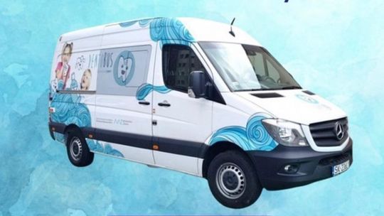 Dentobus nie ma wakacji. Warto skorzystać z bezpłatnych usług