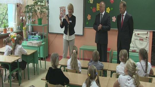 Donald Tusk i ostrowieccy pierwszoklasiści