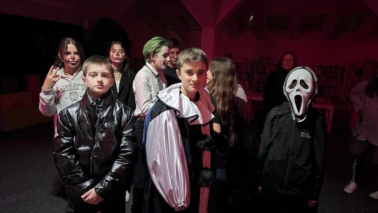 Dziecięce Halloween w bibliotece. Gra pełna zagadek i strachów