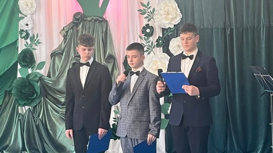 Dzień Kobiet w Bałowie: życzenia wójta i muzyczny prezent uczniów