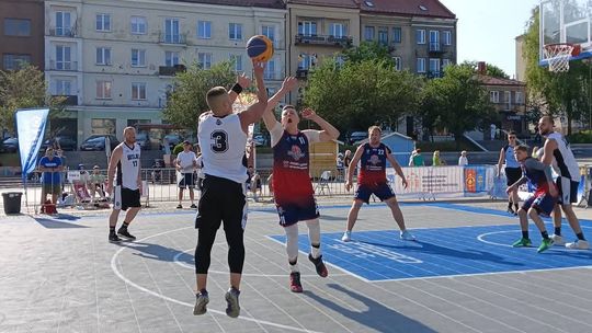 Emocjonujące mecze i triumf Legii. QUEST zadebiutował w Ostrowcu