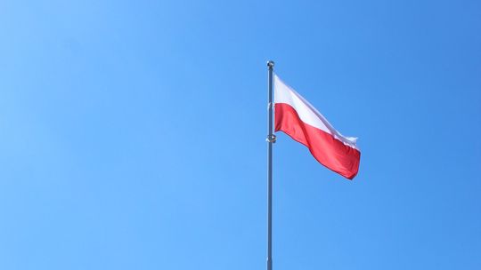 Flaga przed urzędem gminy w Bałtowie