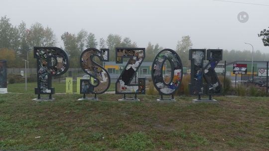 Instalacja trash art promuje segregację