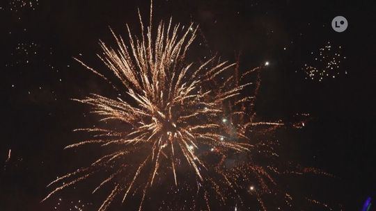 Jak bezpiecznie używać fajerwerków? Praktyczny poradnik na Sylwestra