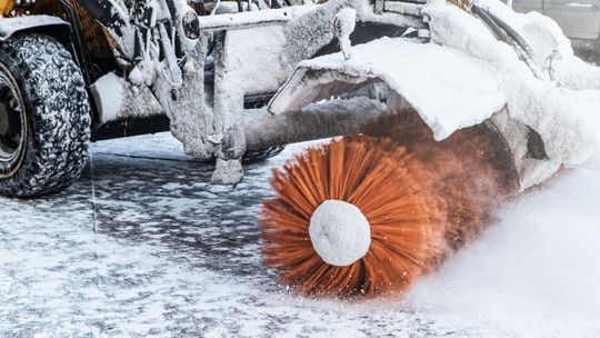 Jak dbać o ogród zimą – praktyczne porady i wybór odśnieżarki