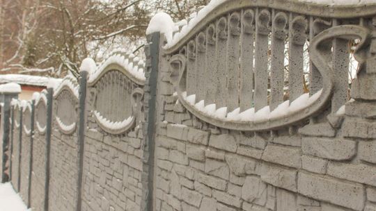 Jak farba do betonu może odmienić wygląd ogrodzenia? Inspiracje i efekty kolorystyczne