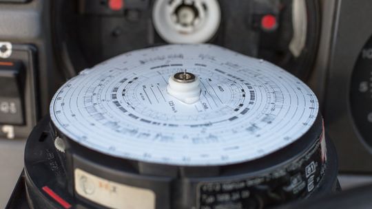 Jak pobierać dane z tachografu?