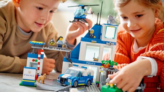 Jak połączyć różne zestawy LEGO® City, by stworzyć spójne metropolie?