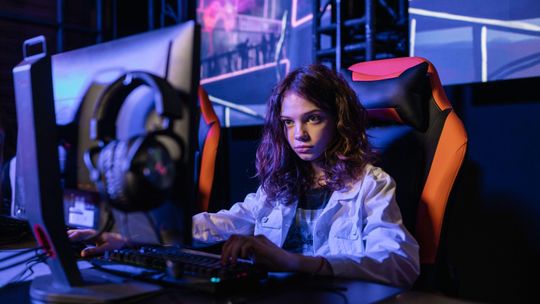 Jak skompletować zestaw do simracingu? Przewodnik dla początkujących i nie tylko