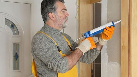 Jak skutecznie usunąć klej budowlany