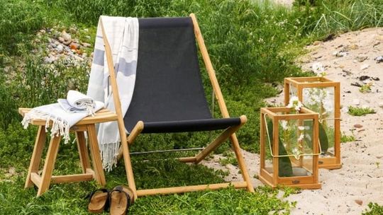 Jak urządzić miejsce z basenem i leżakami w ogrodzie?