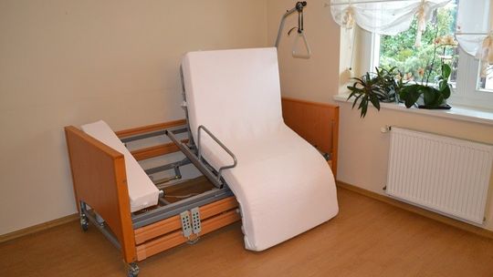 Jak urządzić pokój dla seniora, który wymaga opieki? Wybieramy łóżko rehabilitacyjne