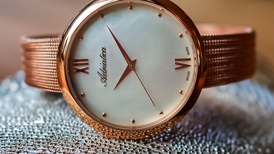 Jak wybrać damski zegarek? Przedstawiamy poradnik zakupowy nie tylko dla kobiet! 