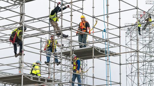 Jak zadbać o pracownika podczas pracy na wysokości?