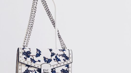 Jak zapakować torebkę damską na prezent?