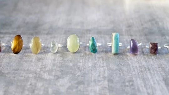 Jaką biżuterię podarować na urodziny? Z odpowiednio dopasowanym kamieniem!