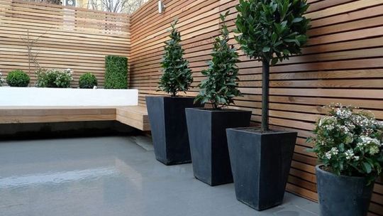 Jaka drewniana donica ogrodowa do małych tarasów i altan?