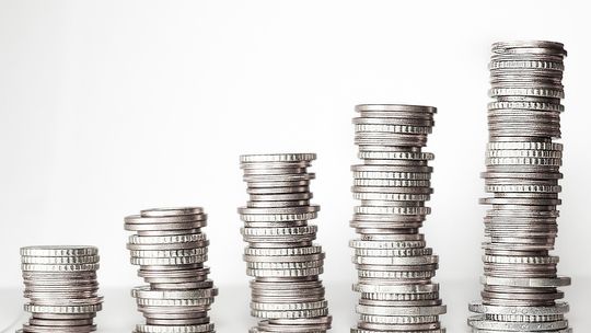 Jaka jest aktualna średnia krajowa i jak jest wyliczana?