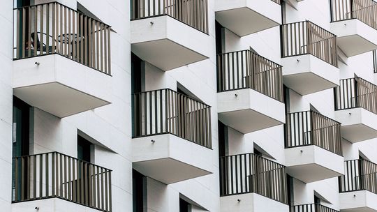 Jakie parametry techniczne wpływają na klasę energetyczną budynku?