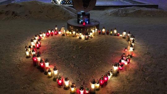 "Jedno serce zgasło. Drugie zrezygnowało. Milionom pękło na pół."