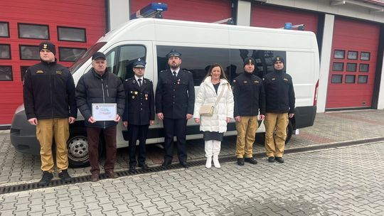Jednostka OSP Ćmielów otrzymała busa od Komendy Powiatowej PSP